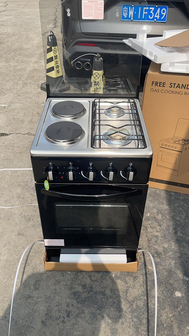 Globalstar 2+2 freestanding cooker, featuring both gas burners and electric hotplates.